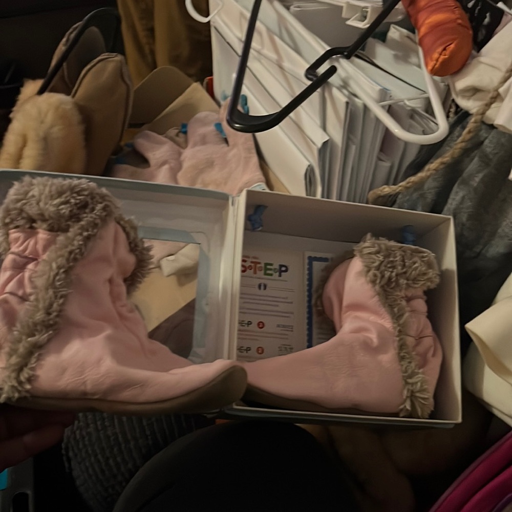 Robeez 3-4 month old pink booties